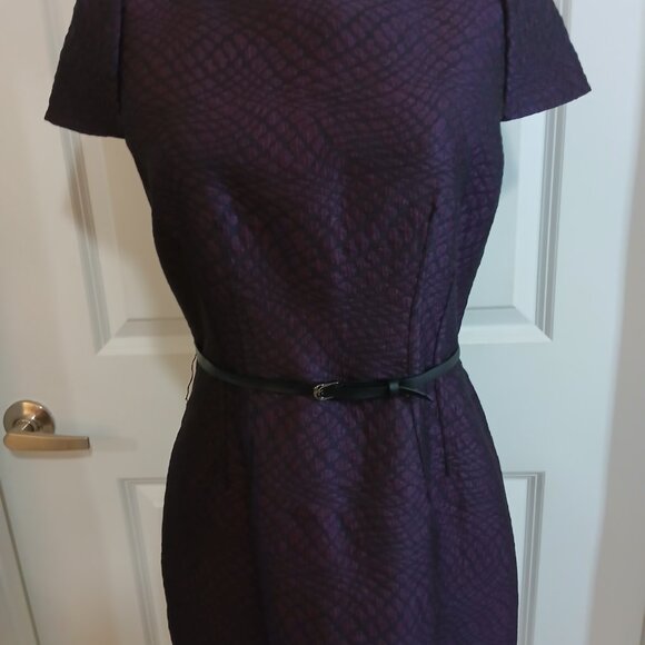 Tahari Textured Sheath Dress Women’s Size 4 Purple Belted Short Sleeve - Picture 3 of 8
